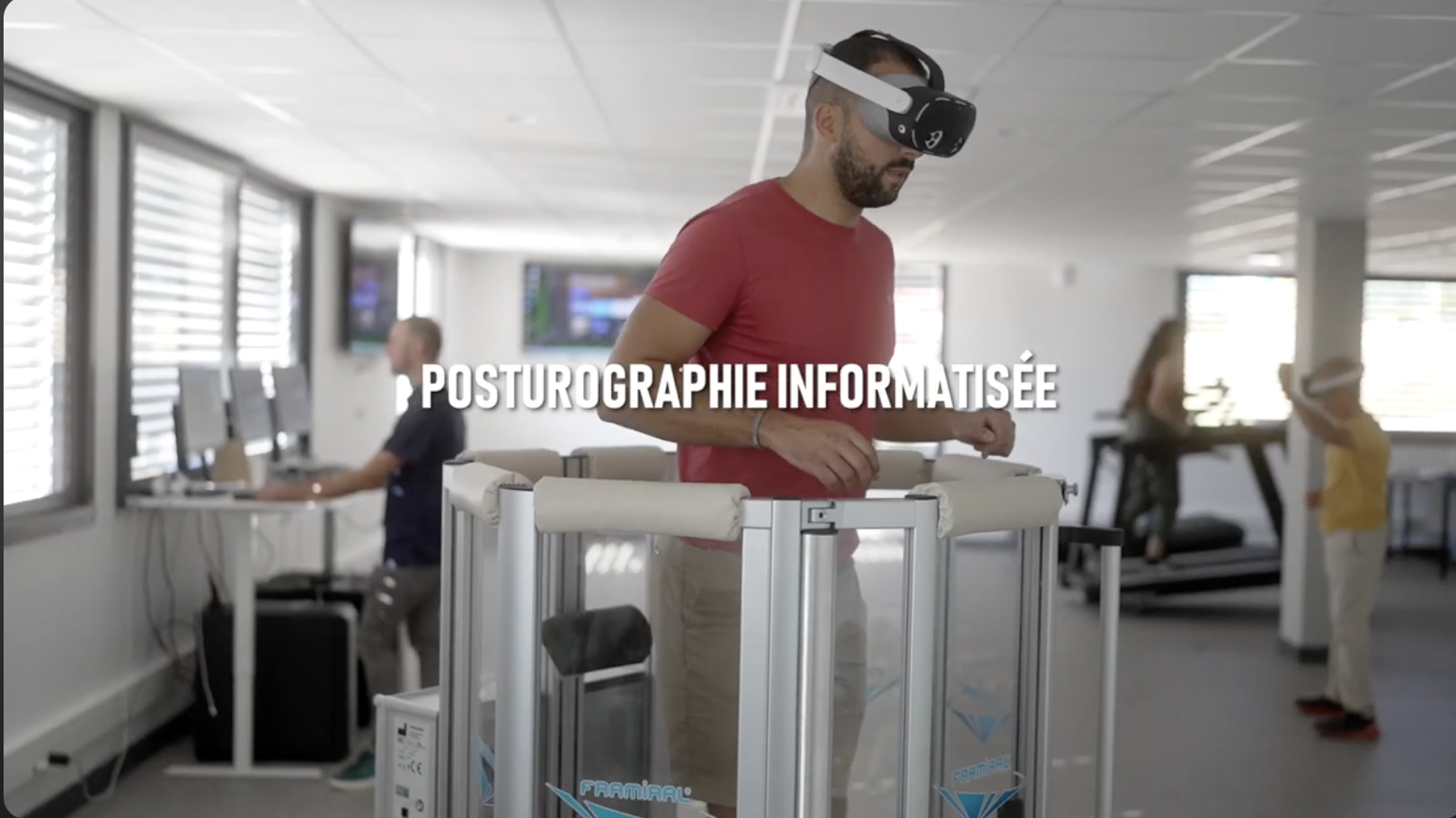 Patient en posturographie informatisée avec casque VR, sur plateforme Framiral à la clinique La Canopée — illustration de l'article Alpes & Midi