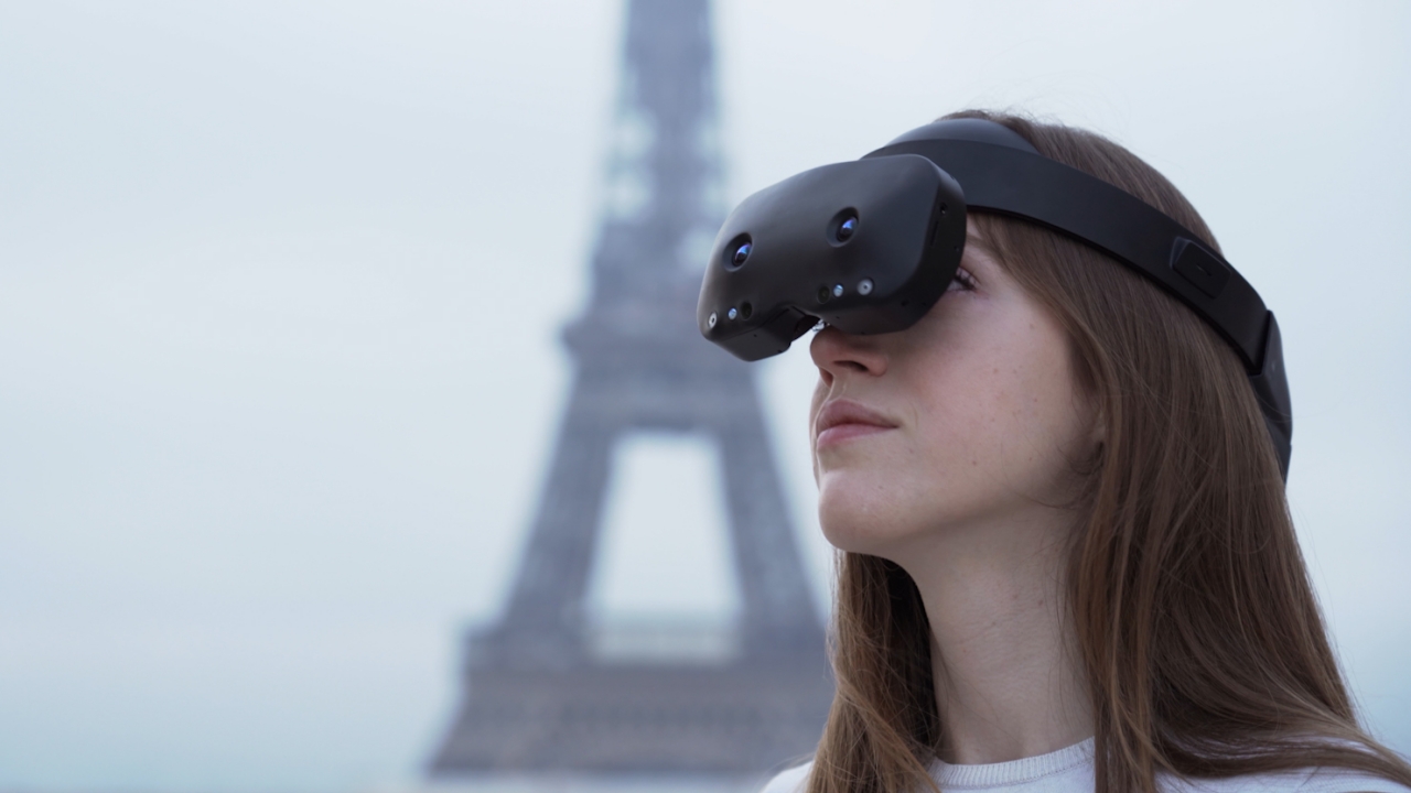Casque Lynx Mixed Reality porté devant la Tour Eiffel, illustration de l'article XR Must