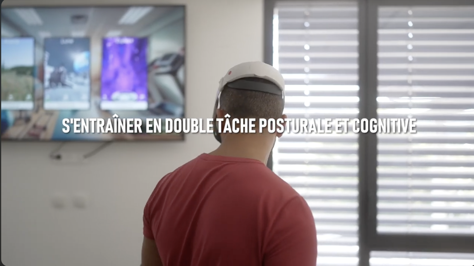 Patient en rééducation à la clinique La Canopée : casque VR Meta Quest, mur d'écrans affichant un environnement immersif, entraînement en double tâche posturale et cognitive sur plateforme Framiral