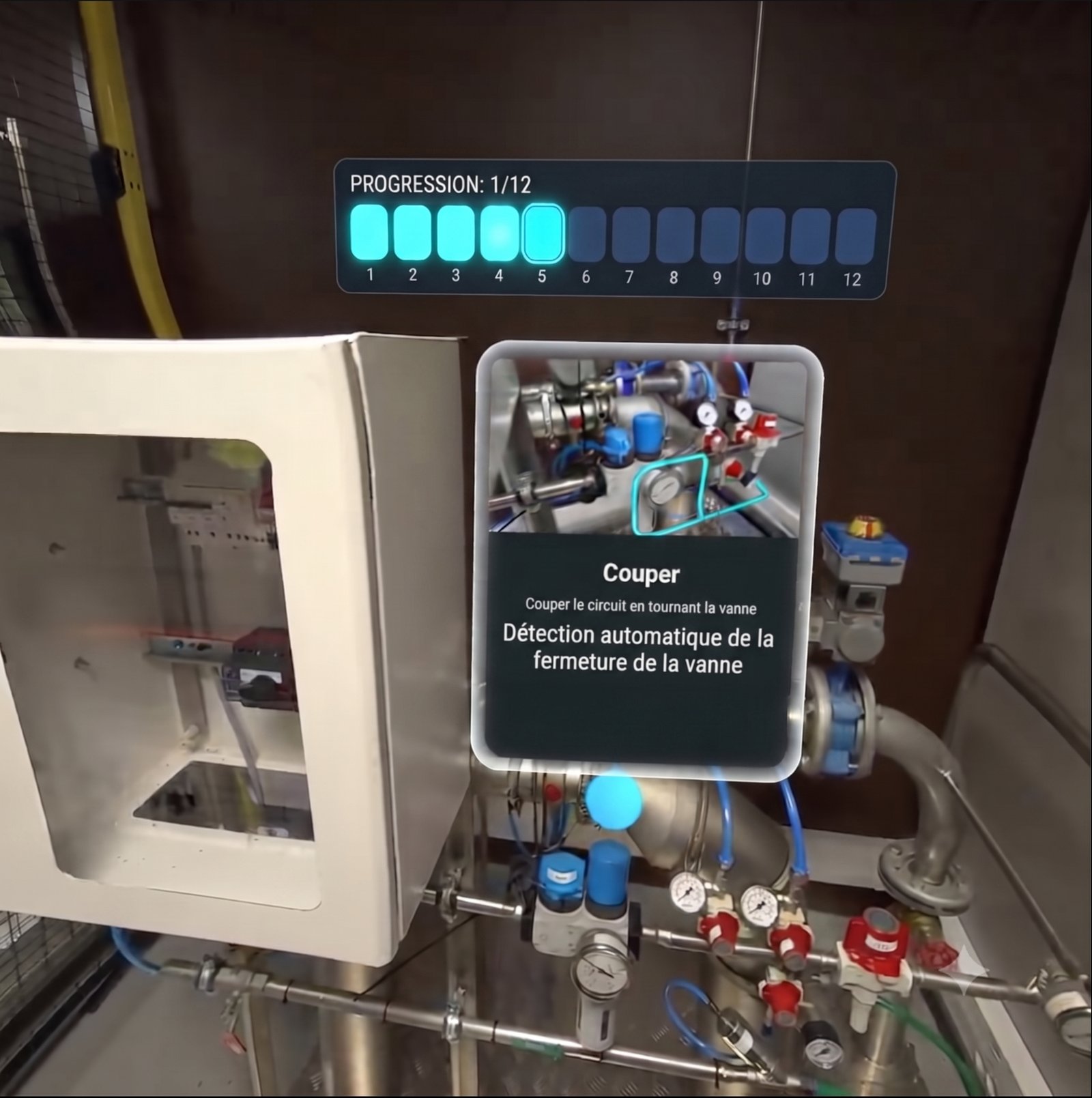 Capture réelle depuis un casque Meta Quest 3 : module de formation VR aux protocoles industriels, barre de progression 1/12 et fiche d'étape guidée 'Couper le circuit en tournant la vanne'