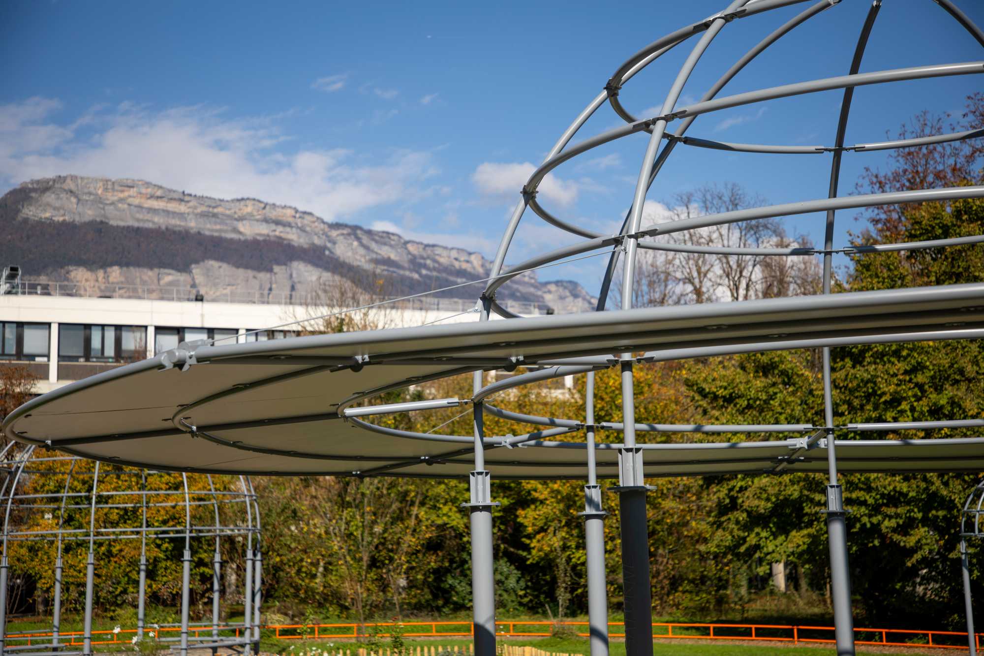 Structures métalliques du sentier planétaire de l'OSUG avec les massifs grenoblois en arrière-plan, support de l'expérience en réalité augmentée développée par AYR