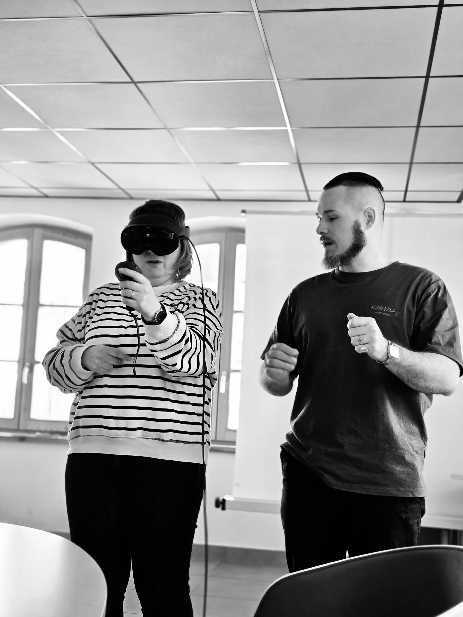 Séance de coaching immersif PNXR : la pratiquante porte un casque VR pendant que le coach observe la session. La méthode combine réalité virtuelle et analyse comportementale par IA.